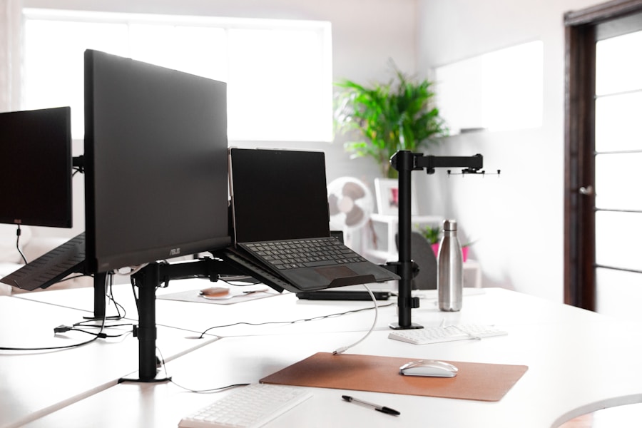 Photo Sitting to standing desk