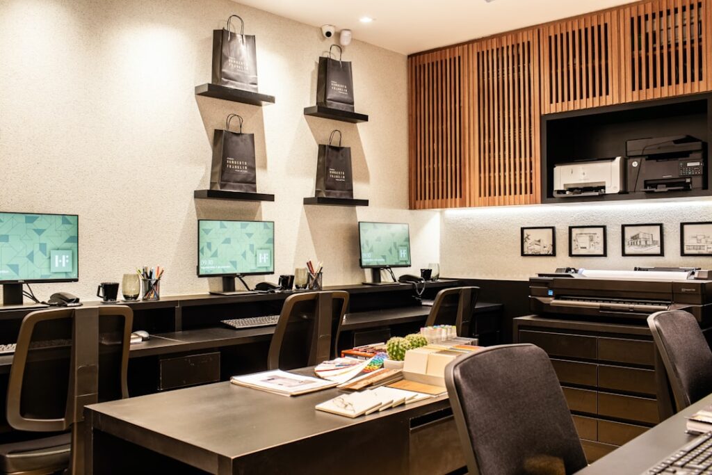 Photo office furniture accessories Dubai